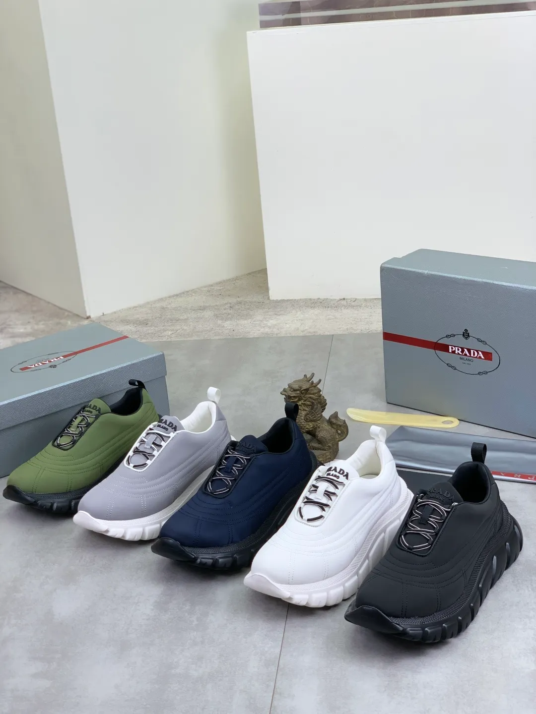 Men's shoes 💰P560💰[New style] popular models are on the official website, 🆘 Trendy brand (Prada) mainly promotes popular models, avant-garde and versatile fashion men's shoes private version mold opening, cowhide surface splicing 1:1.. Fashionable and simple, original imported cowhide lining cowhide feet; the atmosphere and personality are more fashionable, eye-catching and pursuing class. It will subvert the old idea and be a must-have for fashionistas with you! Must keep it for yourself! Tall and comfortable, large and low, high-end quality workmanship. Size: 38-44 5️⃣colors available.